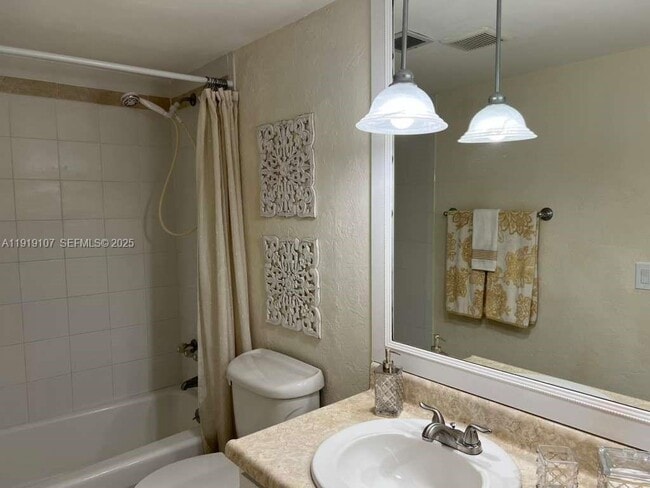 Building Photo - 2950 N Palm Aire Dr