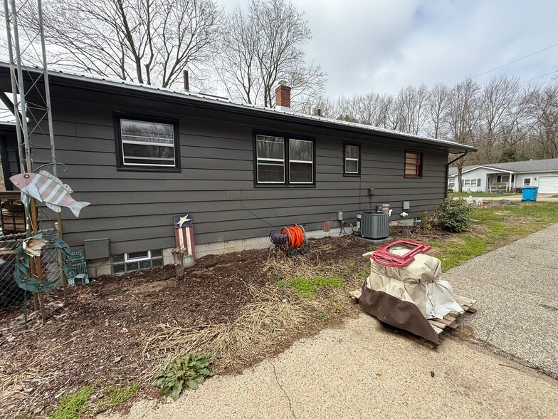 Building Photo - 32275 Center St