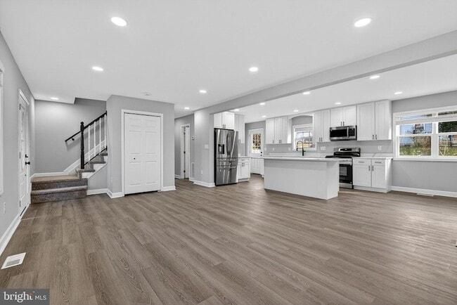 Primary Photo - 2403 Kingsway Rd