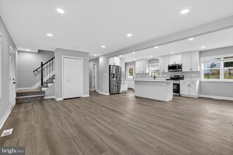 Building Photo - 2403 Kingsway Rd