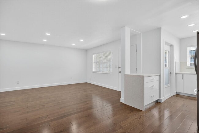 Building Photo - 110 Shore Ct