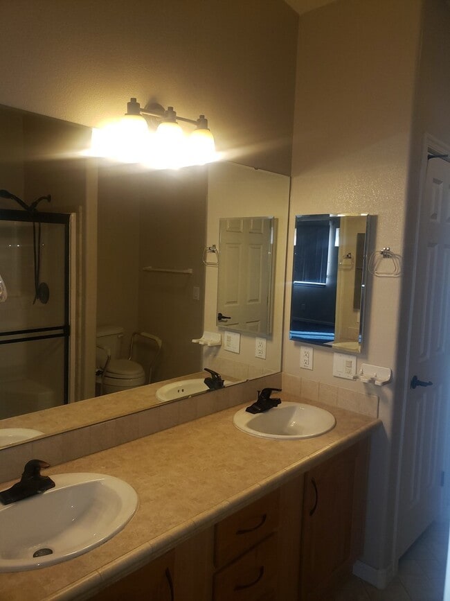 Building Photo - 3 bd 2 bath Golf Course Living