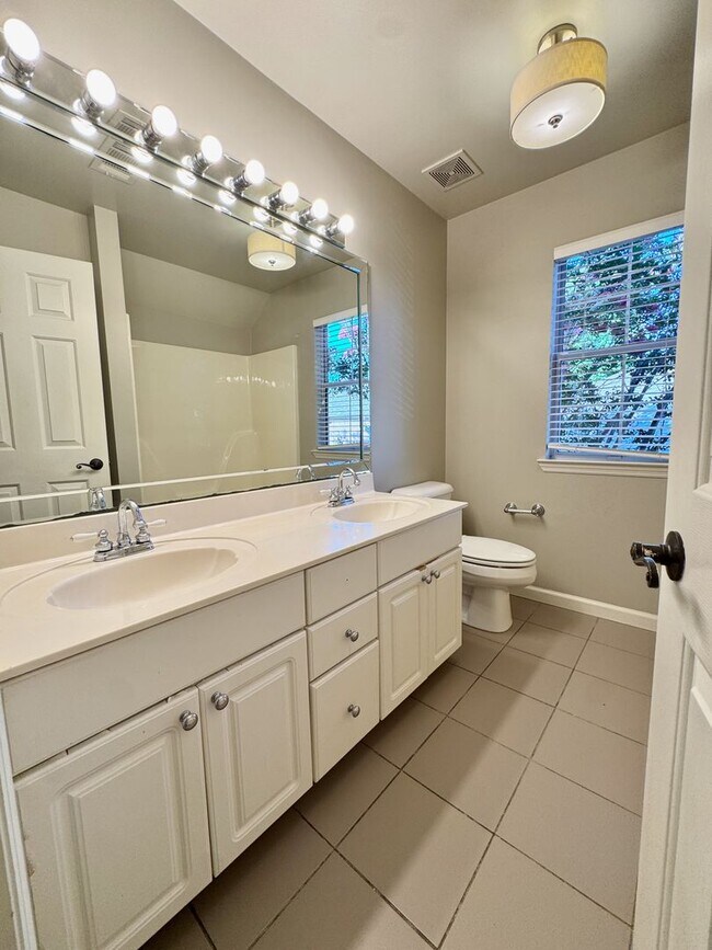 Building Photo - 4 Bed, 2.5 Bath Home w/ 2 Car Garage in Fieldstone Farms