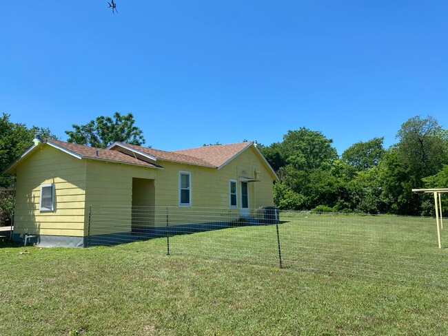 Building Photo - 2 BEDROOM BELTON ISD