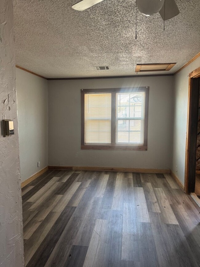 Building Photo - Adorable 1/1 bathroom fenced in yard