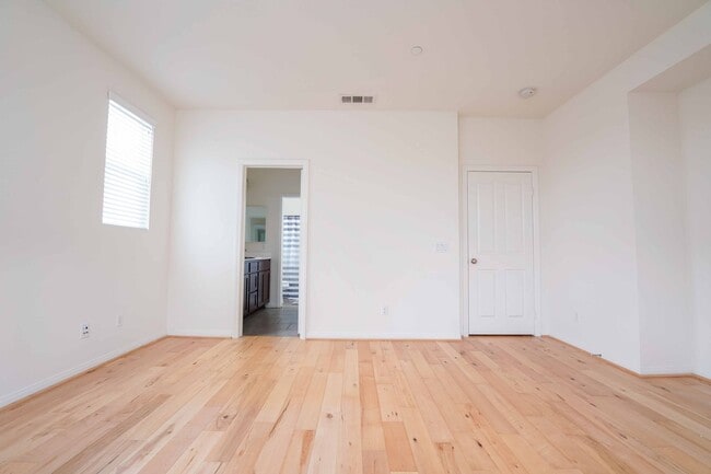 Building Photo - 4 Bedroom & 2 Bathroom
