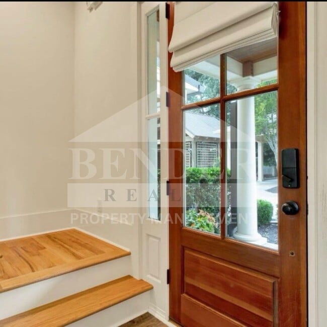 Building Photo - BEAUTIFUL EXECUTIVE TOWNHOME FOR RENT
