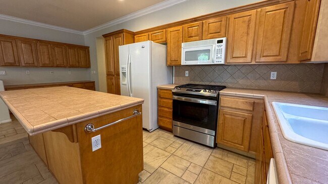 Building Photo - Discover your dream home in the heart of H...