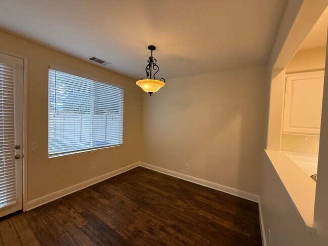 Building Photo - $675 Off First month's Rent - Cute Townhome near Camarillo High School