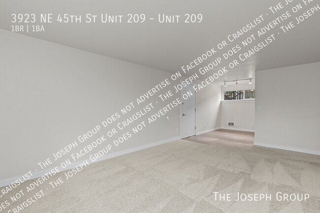 Building Photo - 3923 NE 45th St