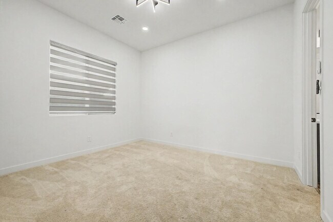 Building Photo - 1277 E Tonto Dr