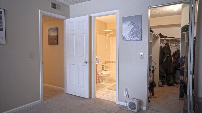 Building Photo - Comfy 2b/2ba with Outdoor Pool!