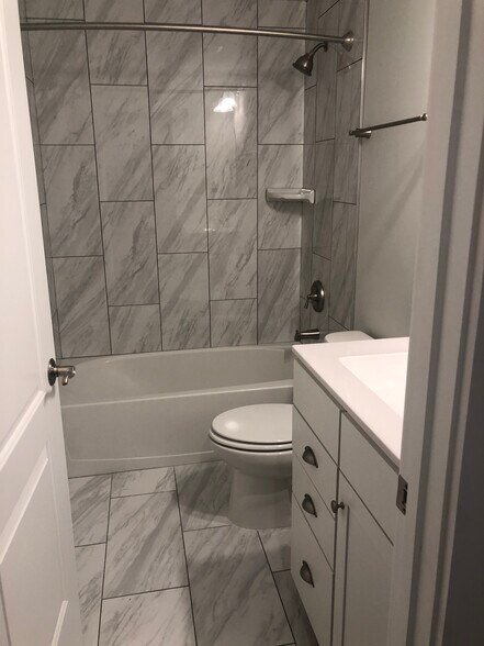 Building Photo - 6209 Everglades Dr