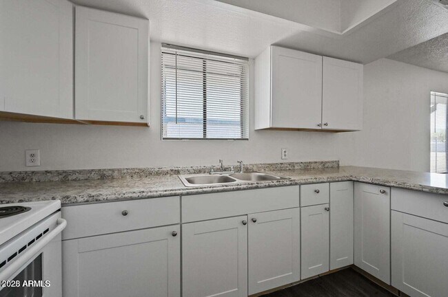 Building Photo - 717 E Roeser Rd