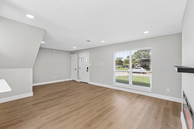 Building Photo - 12223 Kingslake Forest Dr
