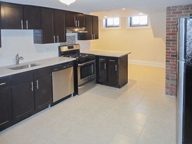 Building Photo - 871 W Lill Ave