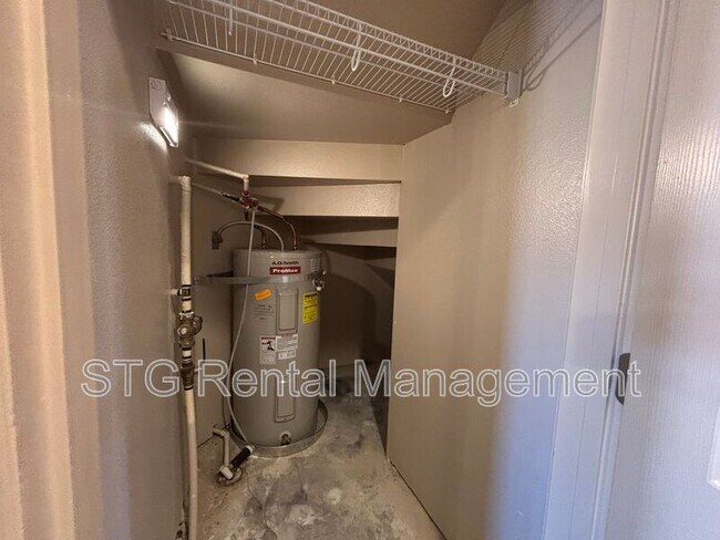 Building Photo - 3155 S Hidden Valley Dr