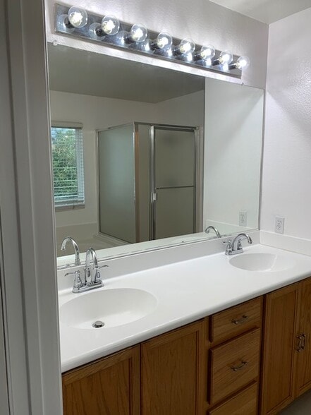 Master vanity - 11860 Brandywine Pl