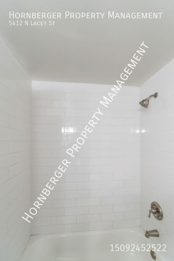 Building Photo - Newly Remodeled 2 Bed 1 Bath Unit!