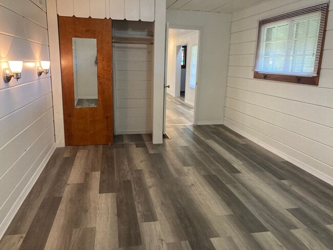 Building Photo - Large Three Bedroom on a 1+ Acre Lot