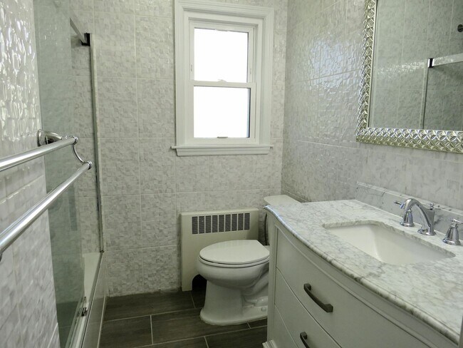 Building Photo - Spectacular Westbury Split!!