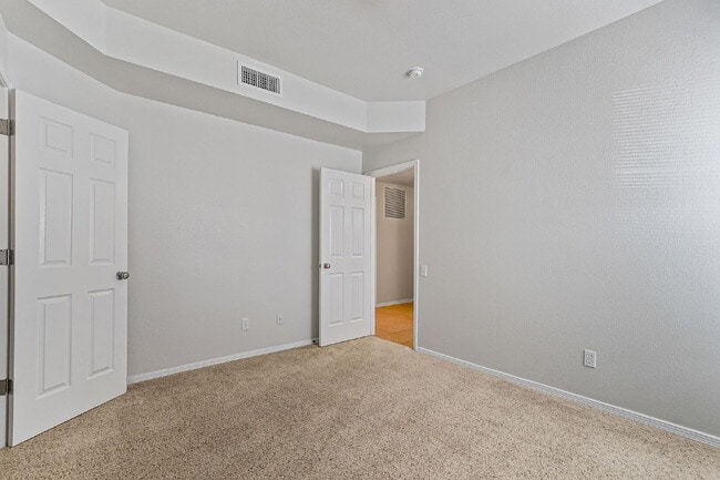 Building Photo - "Spacious 4-Bed Oasis with Granite Touches...