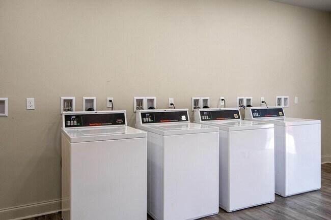 Building Photo - 878 4th St SE