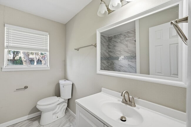 Building Photo - 2721 Ash Park Dr