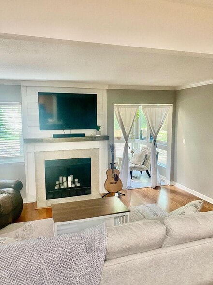 Living Room - 272 Alexandra Dr