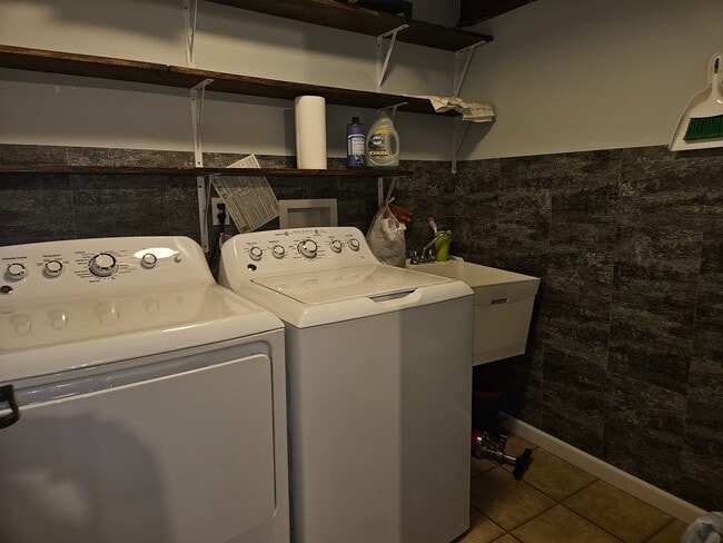 Building Photo - 0N312 Dooley Dr