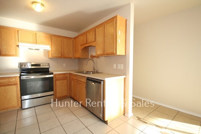 Building Photo - Spacious Three-Bedroom!