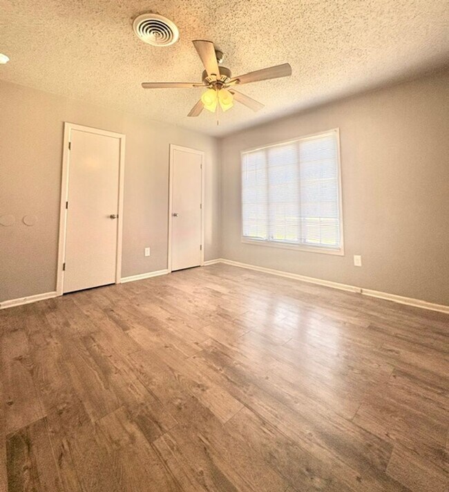Building Photo - Well maintained house in great neighborhood!! Available Now!