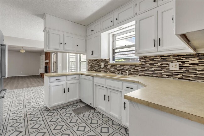 Building Photo - 3600 Sunvalley Dr