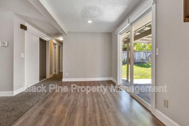 Building Photo - 404 Mountain View Dr