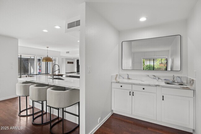 Building Photo - 8649 N Willowrain Ct