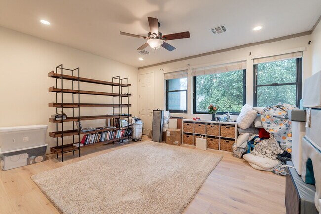 Building Photo - 3852 E Comstock Dr