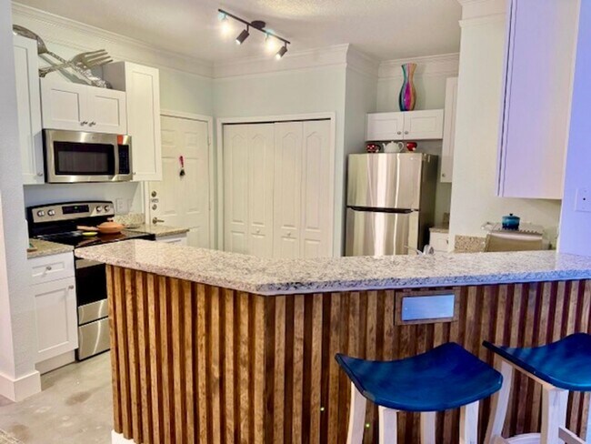 Building Photo - 2 Bedroom condo with 2 Car Garage Condo Fo...