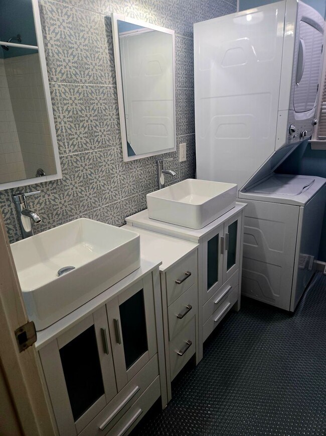 Building Photo - Lindley Park Rental!