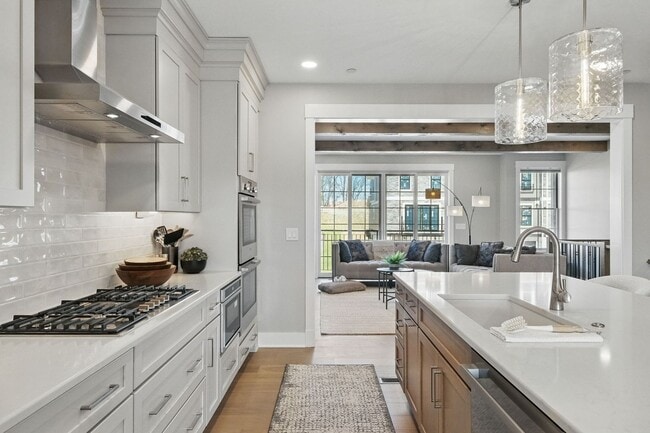 Building Photo - Luxurious, Fully Furnished Townhome       ...