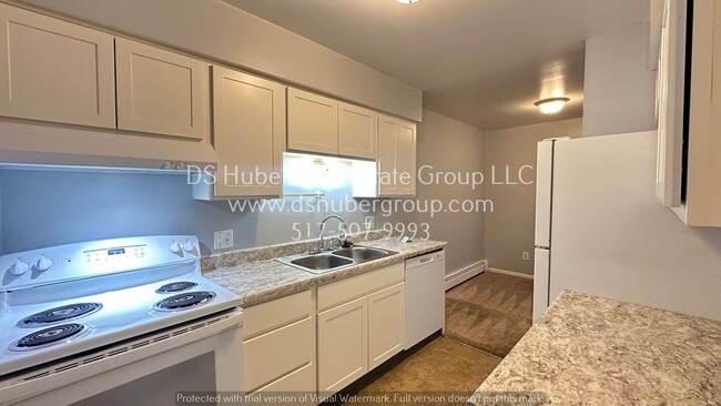 Building Photo - Lower level apartment - 2 bed 1 bath in La...