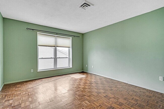 Building Photo - 405 Langley Rd