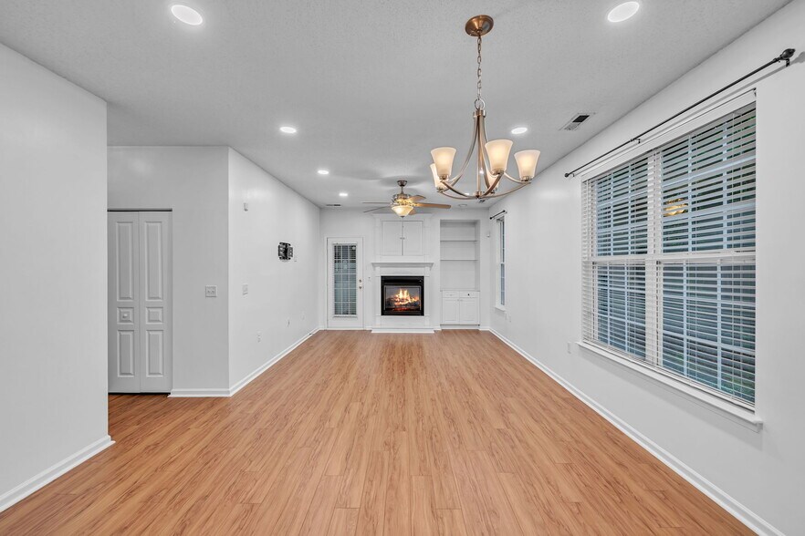 Building Photo - 5905 Echingham Dr