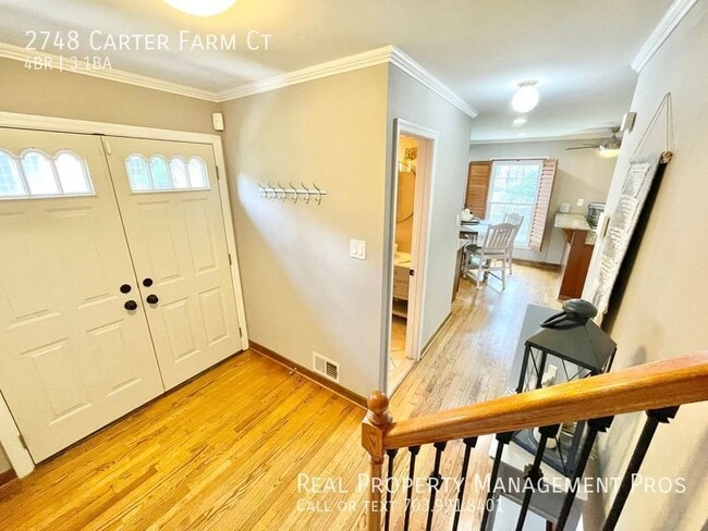 Building Photo - MASSIVE TOWNHOME!  WINDOWS ON THREE SIDES ...