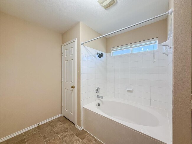 Building Photo - 909 Remington Dr