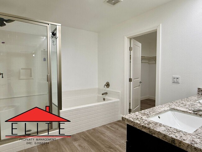 Building Photo - AVAILABLE NOW!!