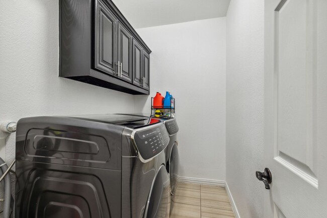 Building Photo - Luxurious in Little Elm