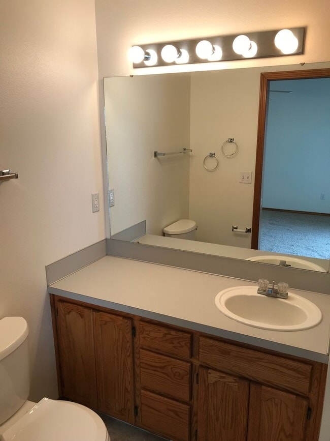 Building Photo - Adorable Well-Cared-For Duplex w/ Garage &...