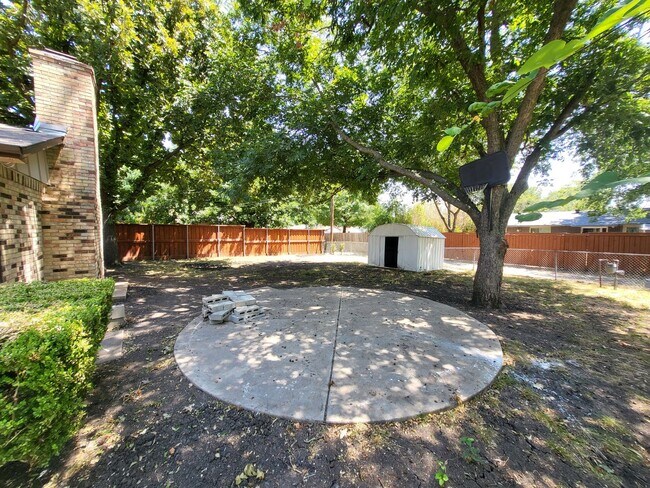 Building Photo - 2110 Redbud Ln