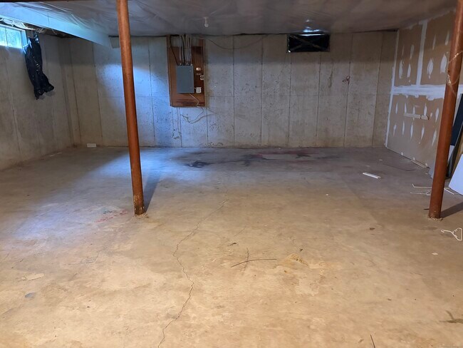 Building Photo - 20 Maple Ave