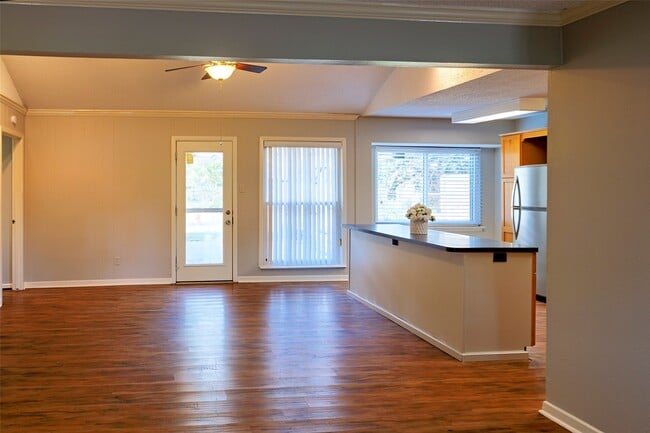 Building Photo - 408 Travis St